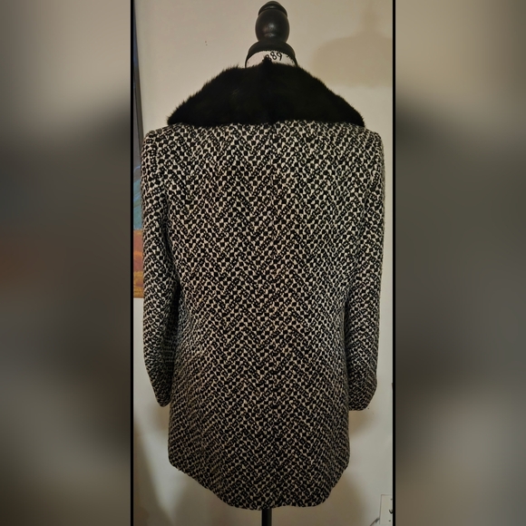 Elegant Black and White Women's Coat With Genuine Fur Collar - Picture 3 of 5